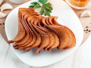 Снапсы с аджикой: Ресторанные гренки с сметаной и зеленью